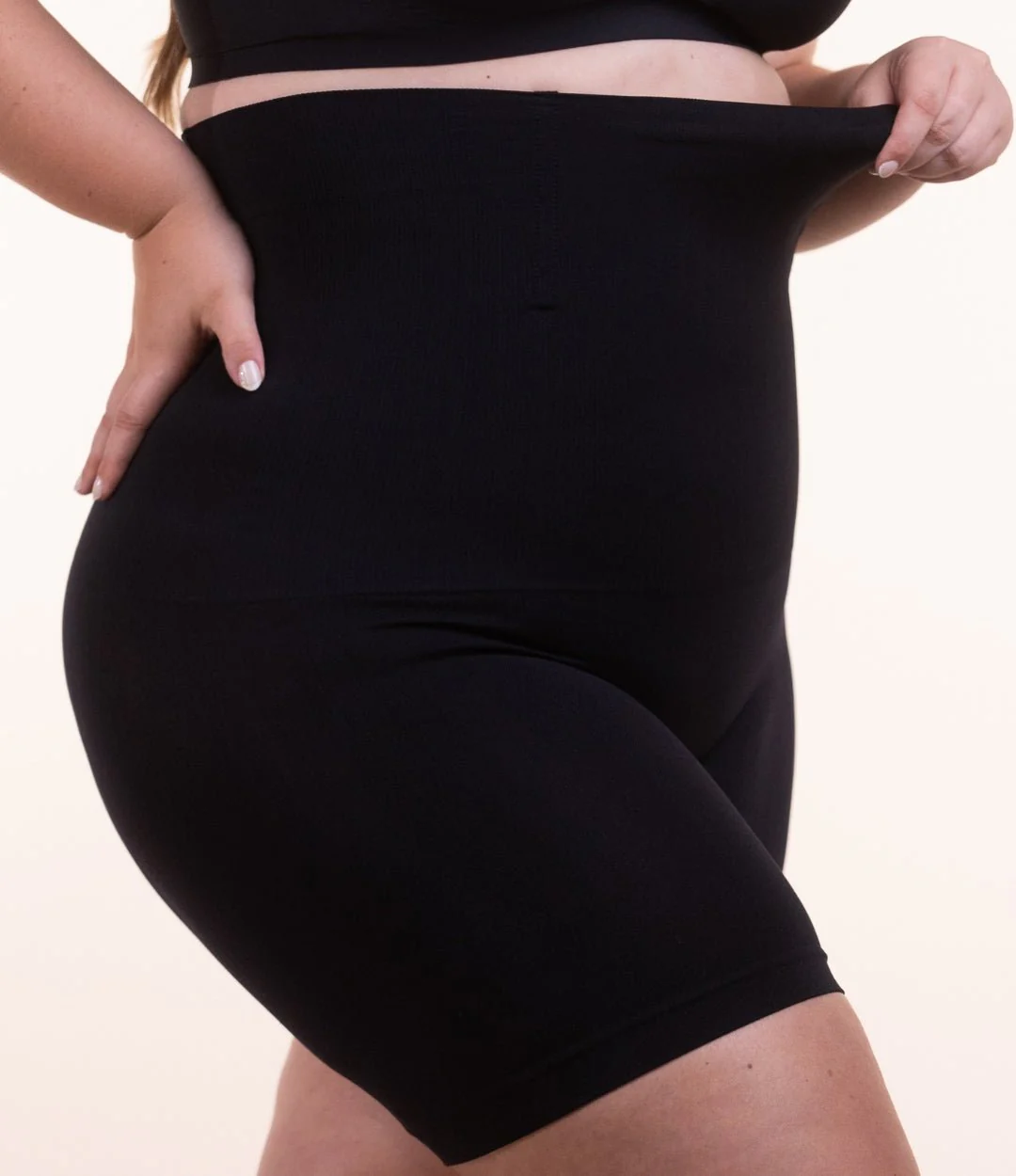 Shorts Modelador VELMORA preto, detalhe da cintura alta e ajuste ao corpo
