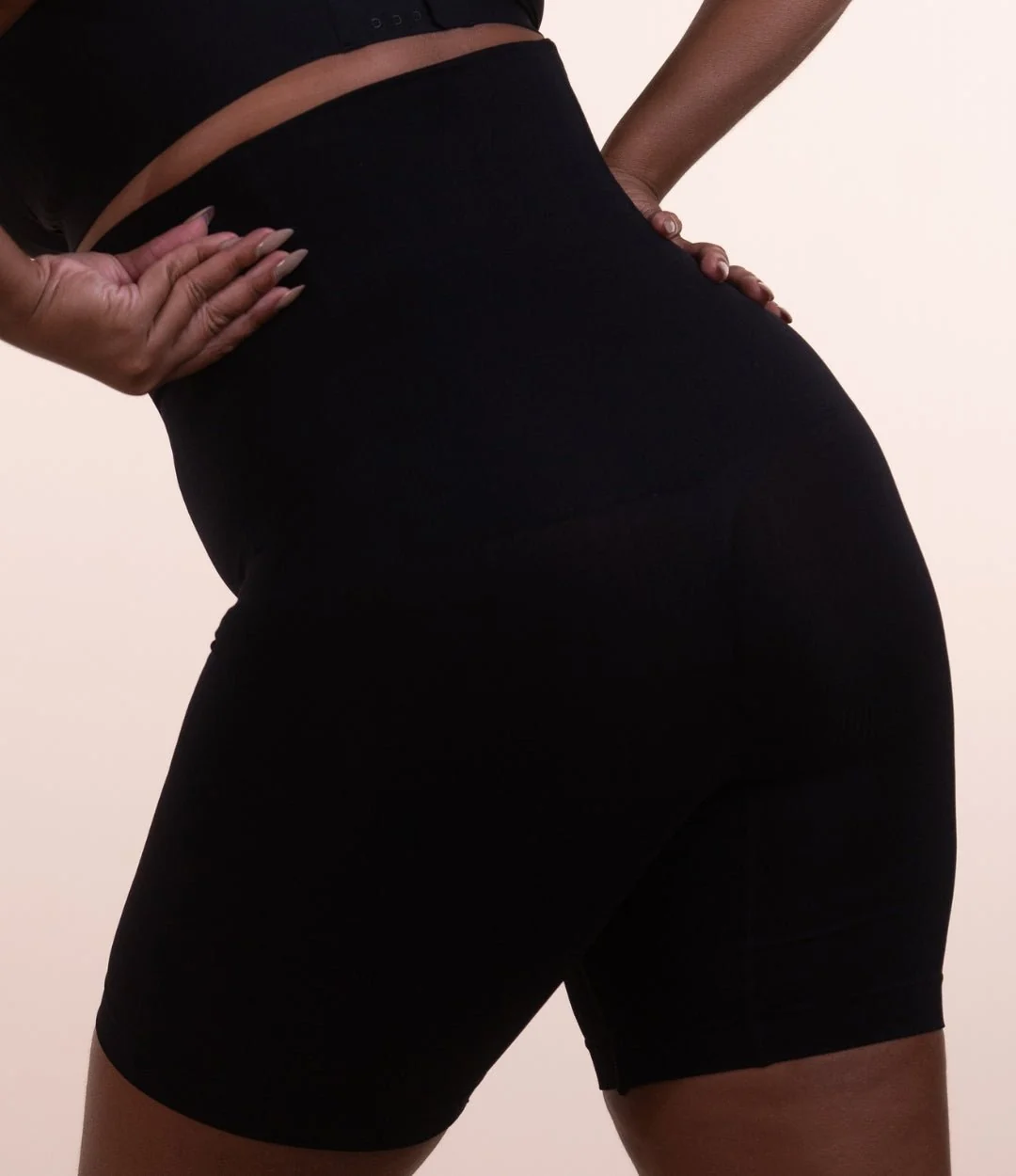 Shorts Modelador VELMORA preto, visão lateral