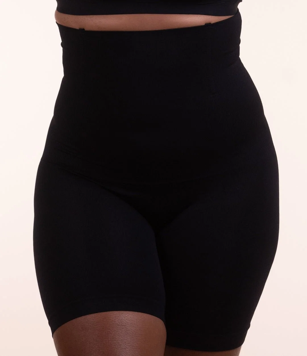 Shorts Modelador VELMORA preto, visão frontal, cintura alta