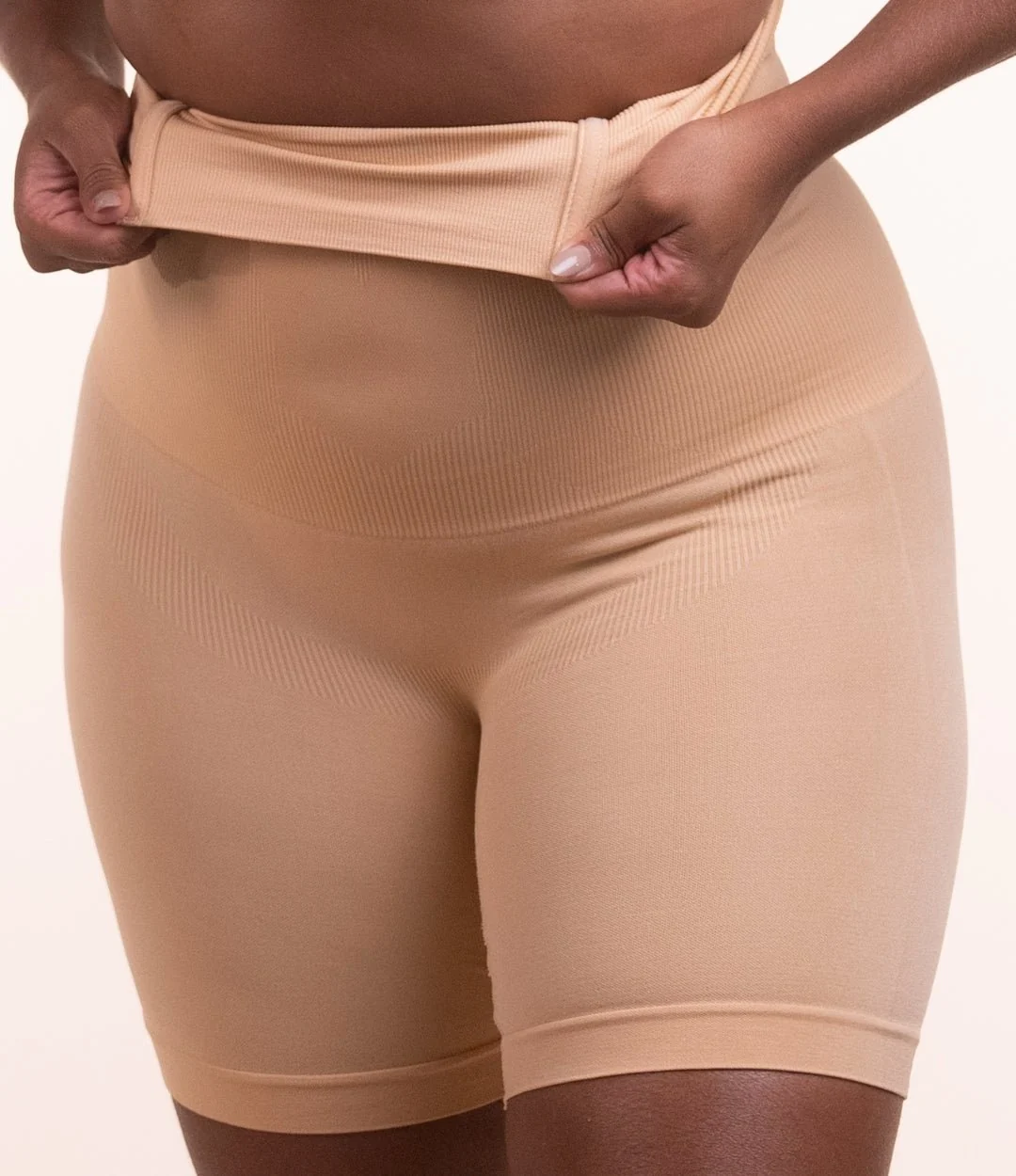 Detalhe do Shorts Modelador VELMORA bege, textura e cintura alta